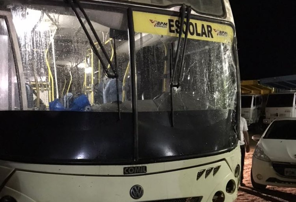 Ônibus teve para-brisas atingido por tiros, na noite de quinta-feira (19), no Cabo de Santo Agostinho, no Grande Recife (Foto: Whats APP TV Globo)