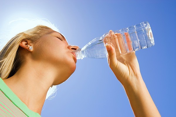 6 Benefícios De Beber Água Para A Pele!